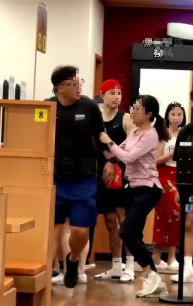 男子與其他客人發生口角，作勢要上前理論，被太太拉下。翻攝黑色豪門企業