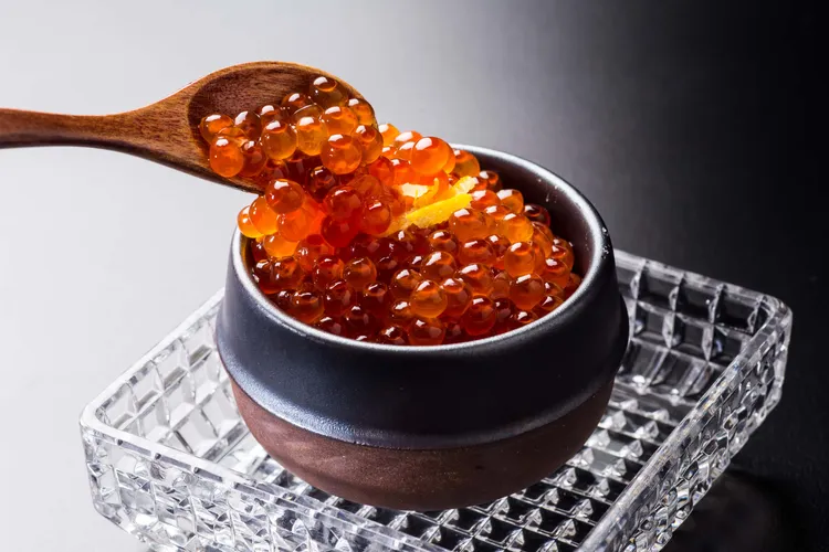 三燔本家料理長首推以頂級食材入饌打造豪華夏酒菜，圖為滿出來鮭魚丼。業者提供