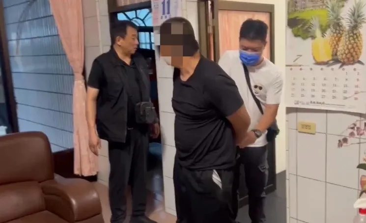 紀嫌身材壯碩，但仍遭板橋警方掌握藏身處而逮捕。警方提供