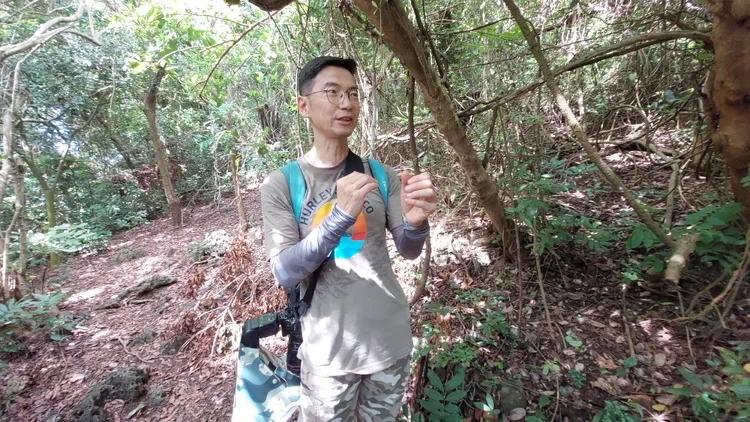 周年富說：「你要知道昆蟲的美麗才會欣賞牠。」凃建豐攝