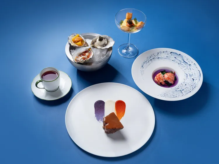 「巴黎有約．海洋珍珠」套餐含法國頂級生蠔、奢華主餐任選熟成肋眼牛或慢烤藍龍蝦。業者提供