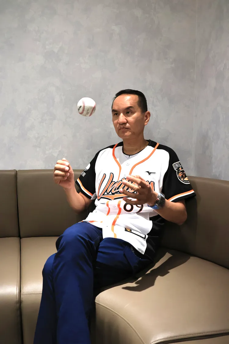 唐治平快閃到場，給新老闆的開球儀式加油打氣。特勤中心攝