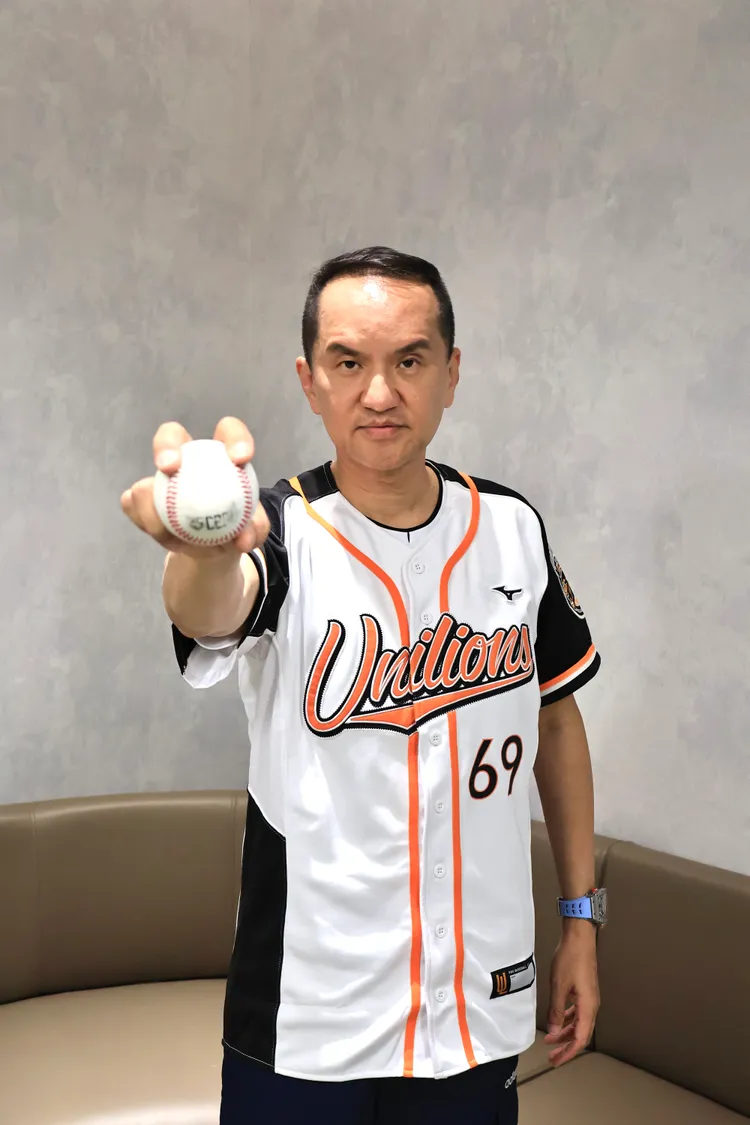 常董熟練的拿著球擺拍。特勤中心攝