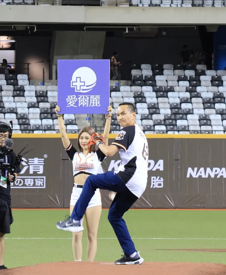 最後常董站上大巨蛋的投手丘，自信的投出開場球。特勤中心攝