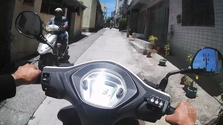 郭男禁不起愛犬網汪叫想去公園散步，冒險酒駕被查獲。翻攝畫面