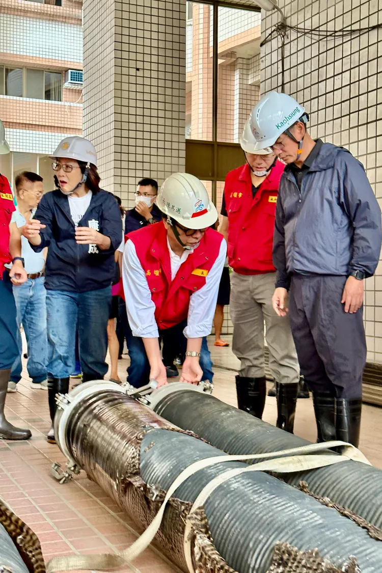 其邁市長視察抽水進度。市府提供