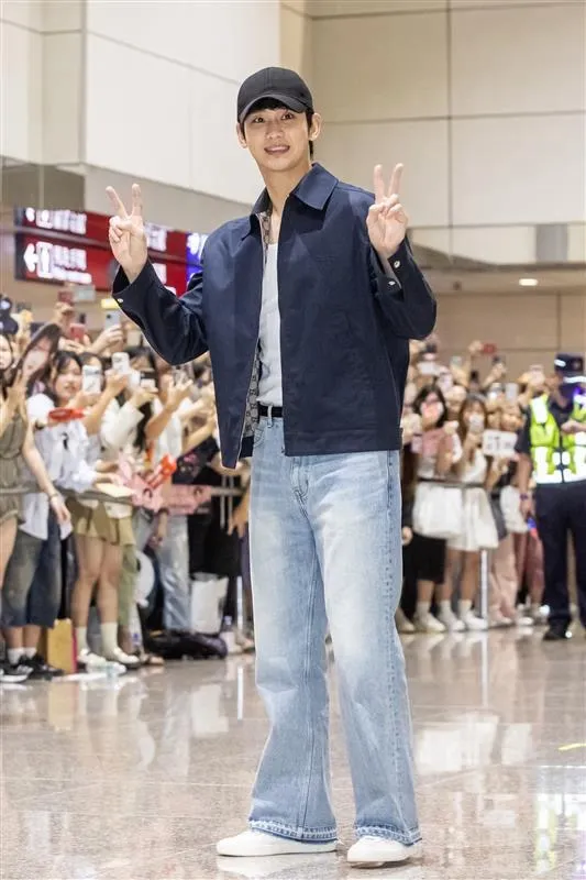 金秀賢昨身著GUCCI外套搭配白色休閒鞋抵台。品牌提供