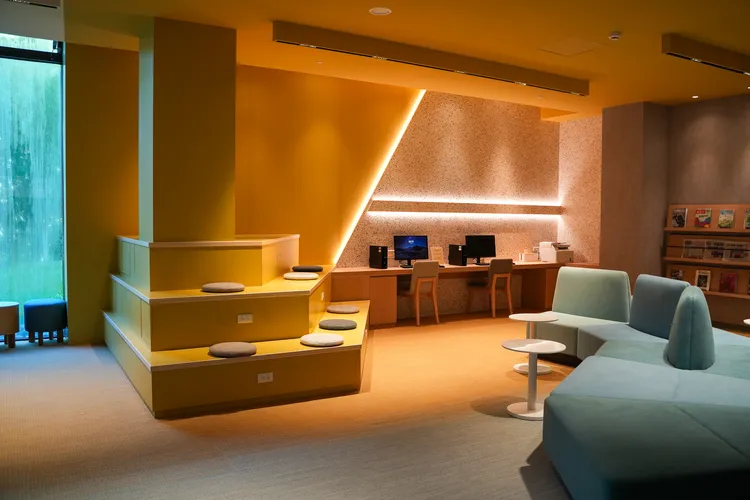 改裝後的育樂中心，以繽紛亮黃色營造愉悅氛圍。田欣雲攝