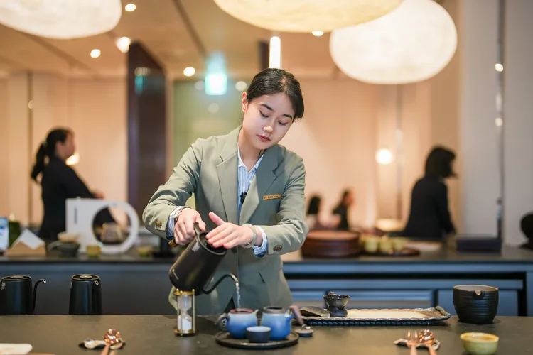 為常客全新打造「茶寮清泉」空間，提供「專人侍茶」服務。田欣雲攝