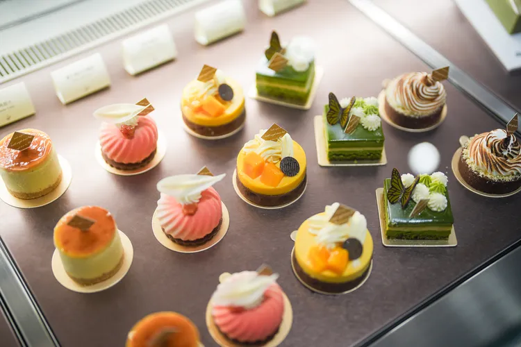 樓上咖啡吧販售的精緻蛋糕，在茶寮清泉裡可以免費品嘗。田欣雲攝