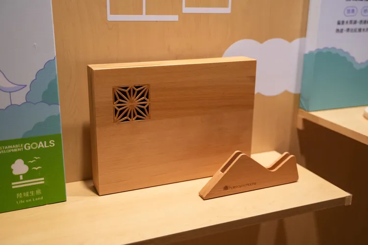 房內的濾紙架、文具盒使用回收檜木製作。田欣雲攝