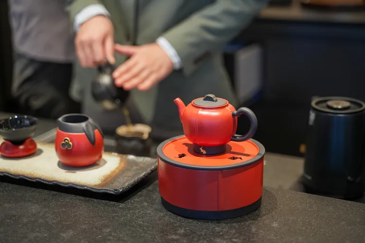 茶寮清泉大至傢俱、塗漆的質感，小到杯壺、器皿的選用，處處展現老爺品牌對美的詮釋。田欣雲攝