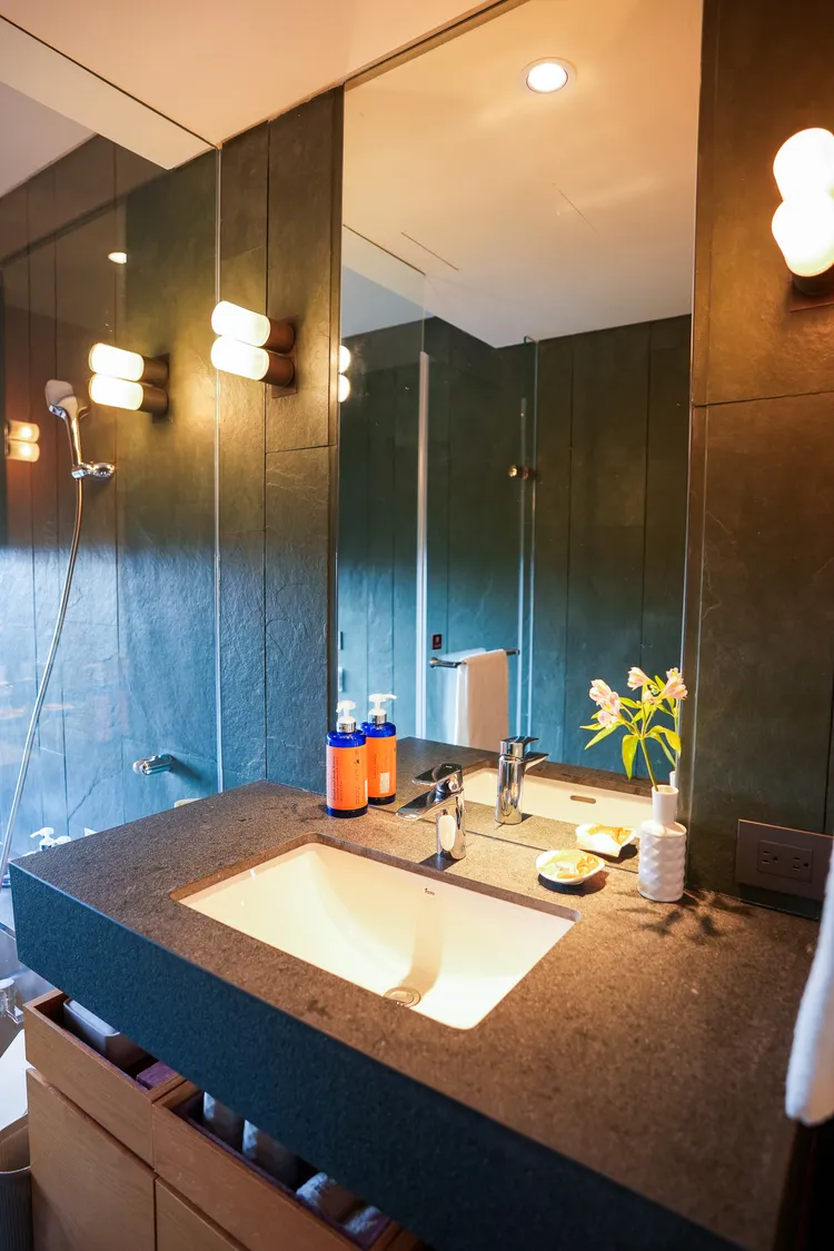 浴室洗手檯也進行了更新，營造整體一致的氛圍感。田欣雲攝