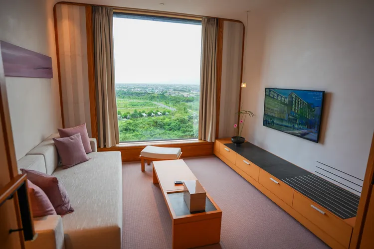 客廳點綴員工親手布置的花藝。田欣雲攝