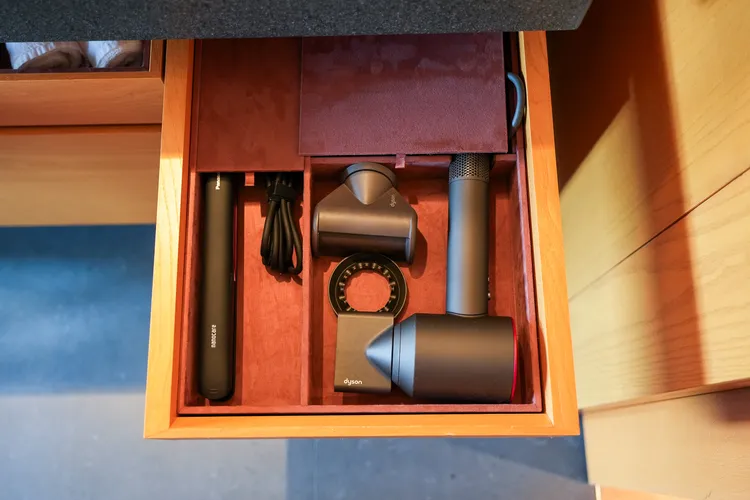 吹風機升級Dyson之外，並附上Panasonic奈米水離子直髮捲燙器。田欣雲攝