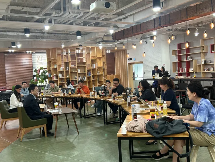 台南市長黃偉哲在韓國接受媒體訪問，大談科技都市與農產品行銷。台南市政府提供