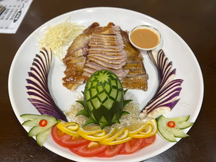 店家切盤鵝肉。取自南港鵝肉周粉專