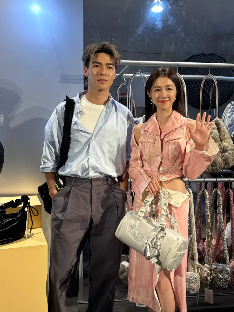 邵雨薇（右）、陳昊森（左）出席Carlyn快閃店活動。劉旻君攝