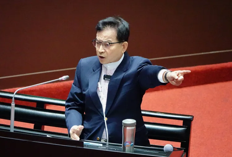 國民黨立委賴士葆開車撞傷行人，網友一面倒撻伐。資料照片