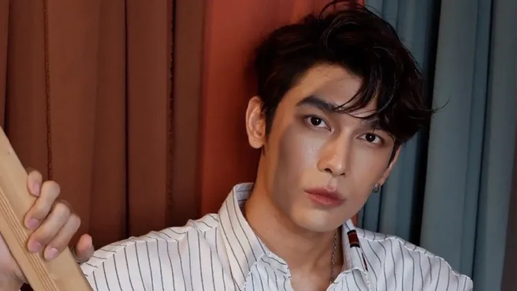 宗澈瓦在熱門泰腐劇《與愛同居》中出演對音樂非常熱忱的大一新生。翻攝自看見泰國