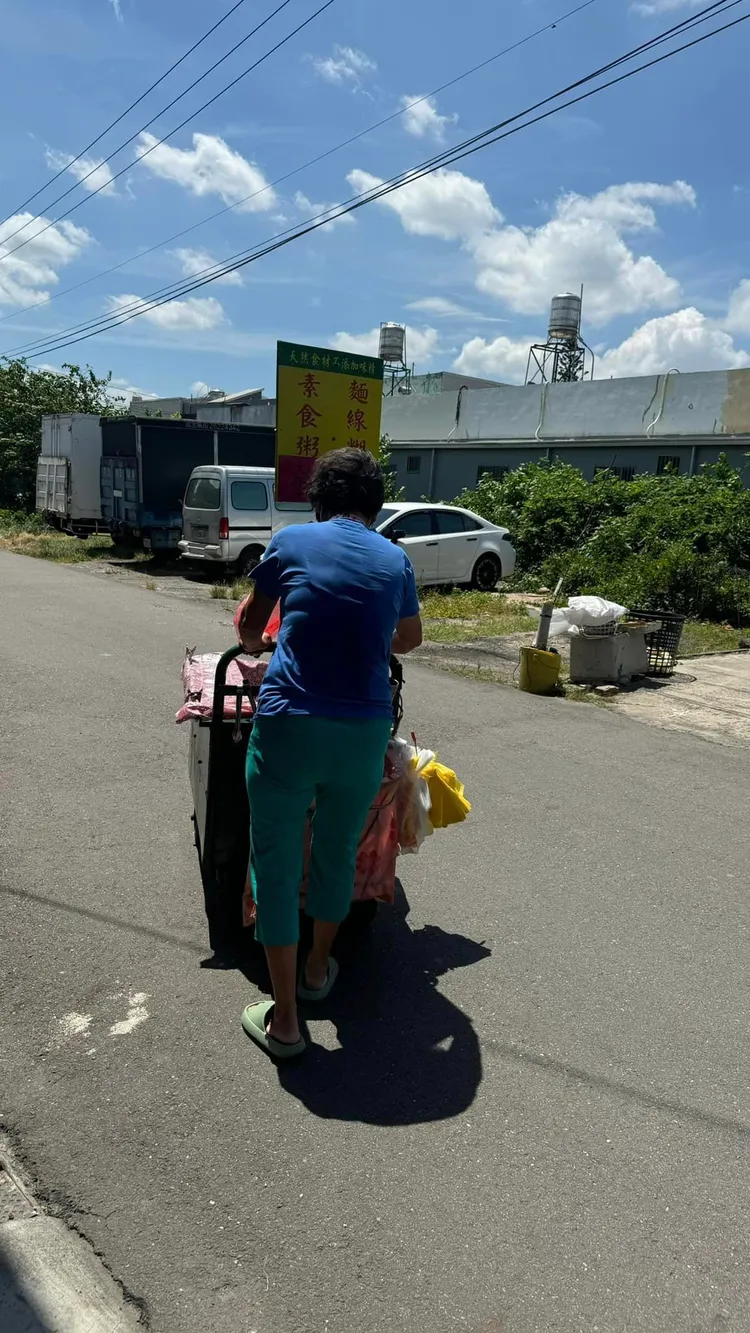 鹹粥媽每天推著餐車出門做生意，仍在苦等孫子平安歸來。翻攝賴清美臉書