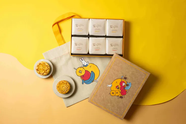 集結微熱山丘經典品項的「水果月餅禮盒」，今年再度回歸，布提袋及禮盒設計以豐收的成串水果為主角，在月娘的陪伴下，也串起中秋時節街頭巷尾的人情味。業者提供