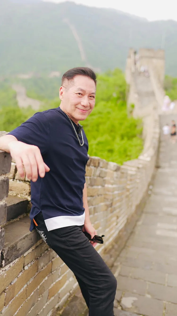 文章爬上長城，自嘲要耗費許多體力，打起精神克服困難。翰森娛樂提供