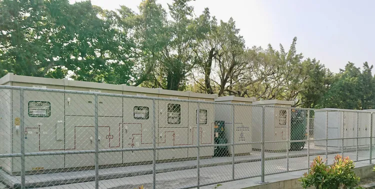 中鋼在廠內設置儲能微電網系統，獨立運轉的微電網可直接供電予廠內電腦中心、間接循環水與重要負載用電設備。中鋼提供
