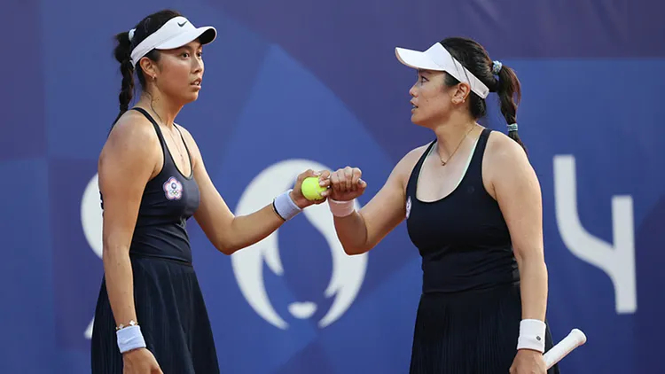 詹皓晴（左）和詹詠然在賽中相互加油打氣。中央社