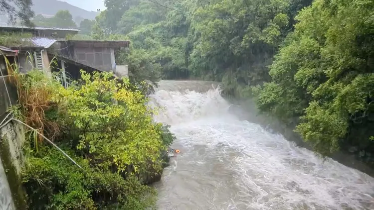 復興山區豪大雨溪水湍急。桃園市消防局第四大隊提供