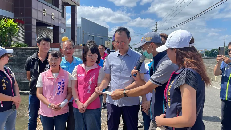 國民黨主委朱立倫上午在立委謝衣鳳等人陪同下，到彰化了解災情。國民黨提供