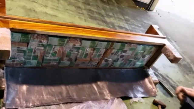 嫌犯從寮國進口家具，裡面暗藏毒品。中檢提供