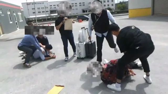 2名泰國籍男子出面取貨時被逮捕。中檢提供