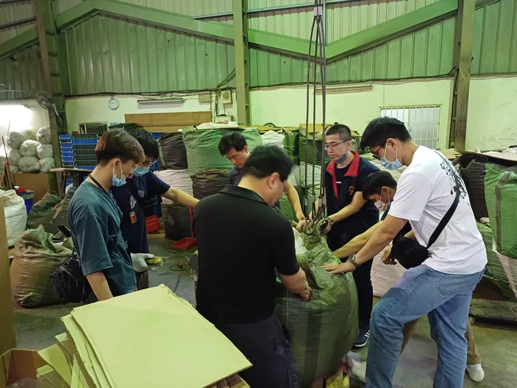 現場還要出動機具吊運菸草，數量龐大。圖／翻攝照片