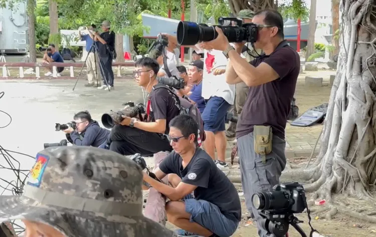 陸航特603旅在麻豆海埔池王府舉行直升機搶修及補給演練，吸引軍事迷前來。莊曜聰攝