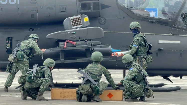 地勤官兵替超級眼鏡蛇直升機掛上飛彈及火箭。莊曜聰攝