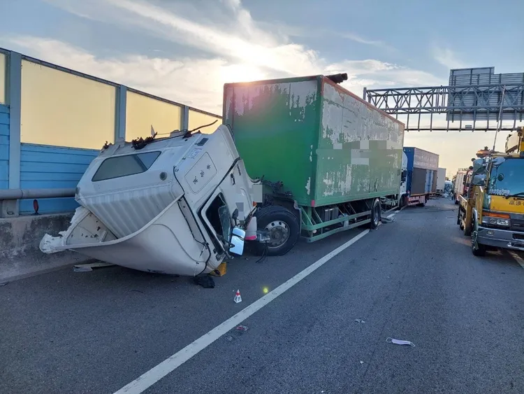 大貨車慘遭「斷頭」。民眾提供