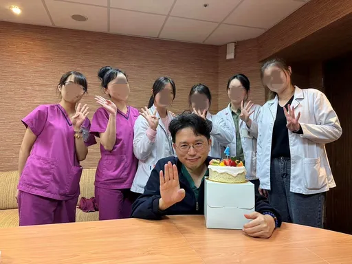 名醫江坤俊「同框紅粉護理師」畫面曝光 網怒退追:原來跟王必勝一樣