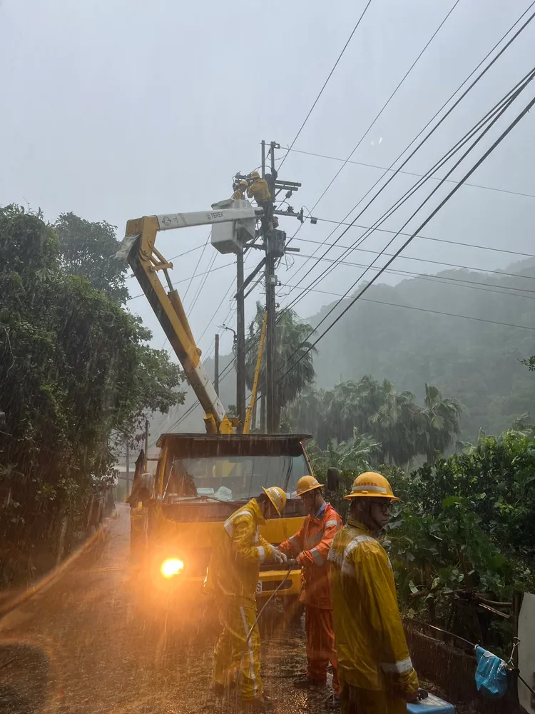 凱米颱風來襲，台電全員出動冒雨搶修中。台電提供