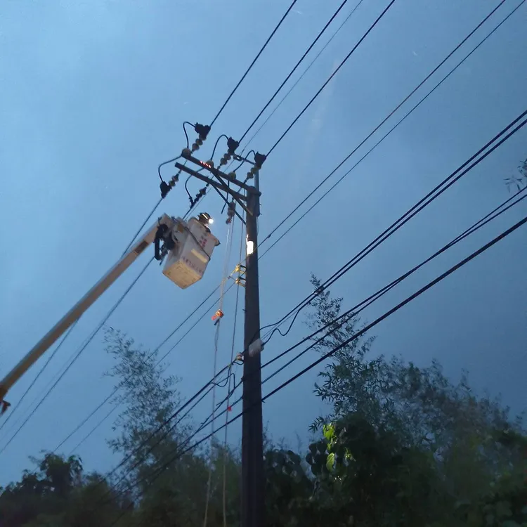 凱米颱風來襲，台電全員出動冒著風雨搶修中。台電提供