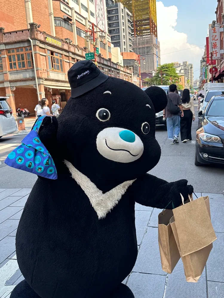 期間於大稻埕商圈合作店家消費滿500元，可兌換「熊讚手腕袋」。北市觀傳局提供