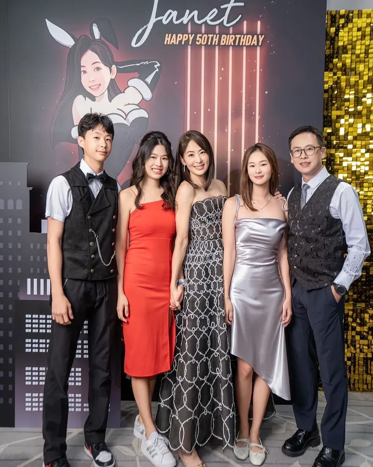 賈永婕與家人在50大壽慶生趴上合影。翻攝賈永婕IG