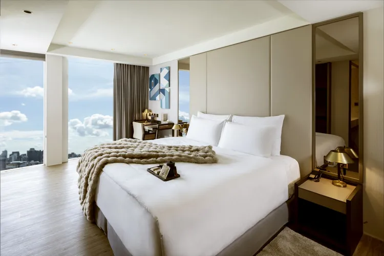 「天成逸旅-舶寓高雄」整體設計融入海港、貨櫃等在地元素。天成飯店提供