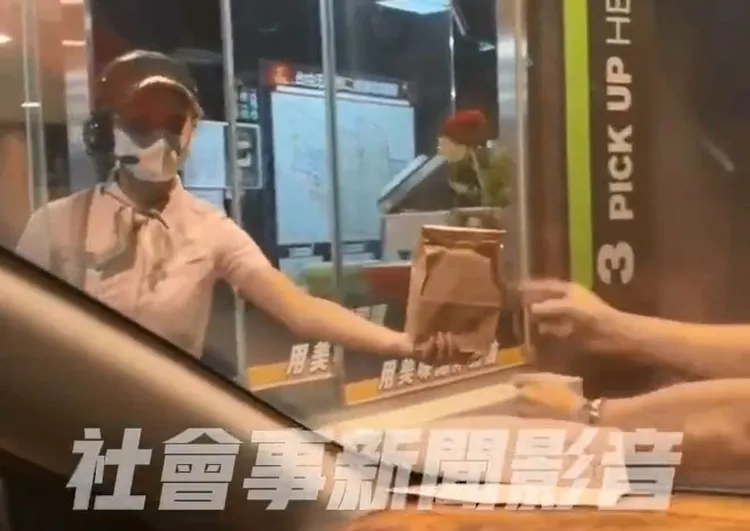 女店員面無表情遞上餐點，沒有收下玫瑰花。翻攝社會事新聞影音