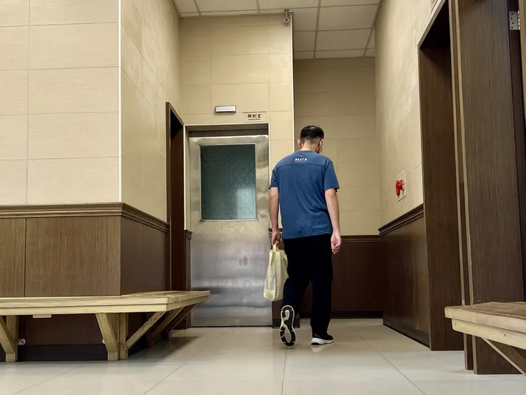 新北市簡姓女子日前攜2名幼女到碧潭跳水後，她自行上岸，2幼女不幸溺斃。檢警4日中午在新北市立殯儀館進行相驗，女童的3名家屬到場參與相驗。中央社