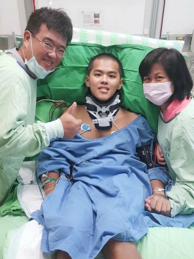 秦良丰2018年受傷後首次脫離呼吸器，露出欣喜的笑容。秦爸爸提供