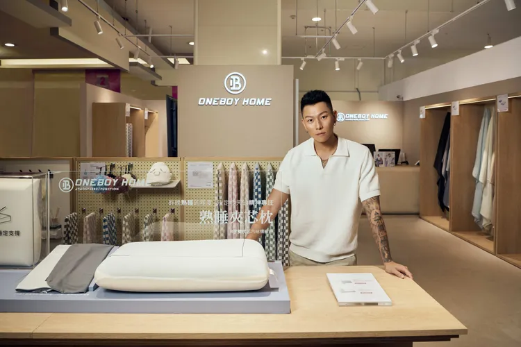 瘦子E.SO表示ONEBOY HOME「熟睡夾芯枕」是他不可或缺的單品