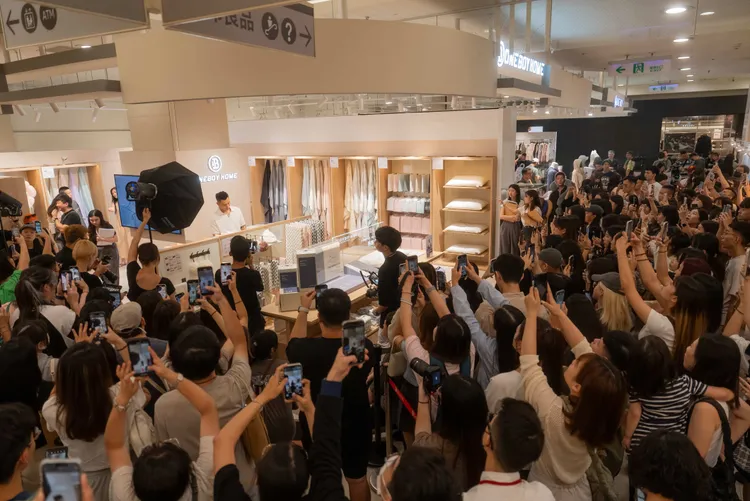 現場吸引大批粉絲搶買瘦子E.SO 同款冰鋒被
