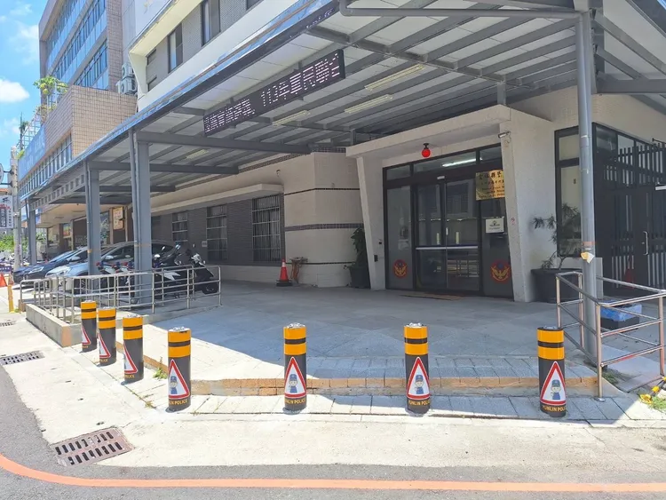 防撞桿是水泥材質，有民眾戲稱看起來像大顆3號電池。雲林縣警察局提供