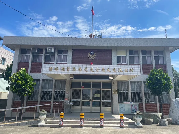 雲林縣警局在轄區30個分局、分駐所設置90支防撞桿，2個月時間完成。雲林縣警察局提供